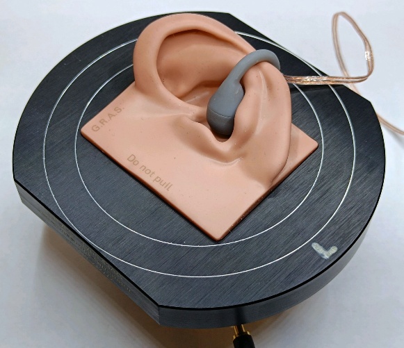 OWS earphone mounted on a GRAS KB5000 pinna and IEC 60318-4 ear simulator for frequency-response measurements.